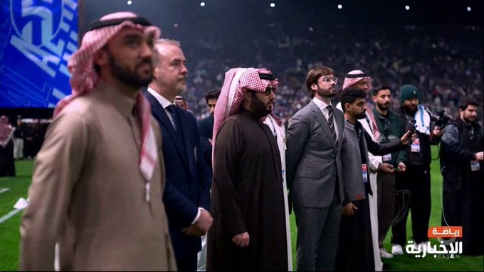 لحظة عزف السلام الوطني في ملعب المملكة أرينا قبيل انطلاق مباراة الهلال وإنتر ميامي