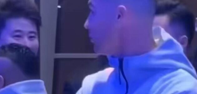 لقاء مؤثر بين رونالدو وزميله السابق في الصين: النجمان يتجاوزان الحدود الزمنية