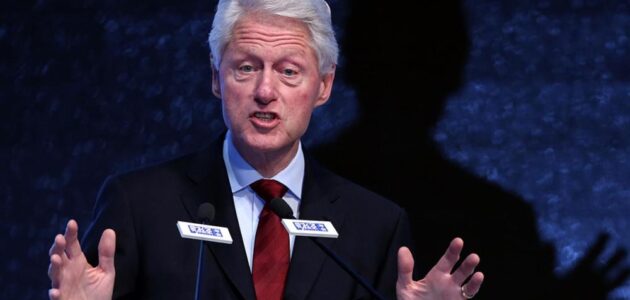 لوحة تثير ضجة.. بيل كلينتون بزي نسائي مكشوف في منزل إبستين الشهير بجرائمه الجنسية