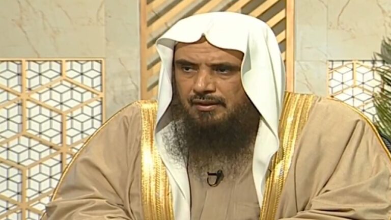 ما حكم لبس المرأة بشت زوجها في المنزل؟.. الشيخ سعد الخثلان يجيب