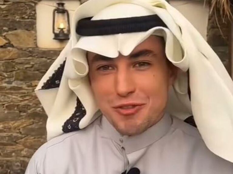 مشاهير التيك توك الأمريكيين يتألقون بالزي السعودي خلال زيارتهم للمملكة