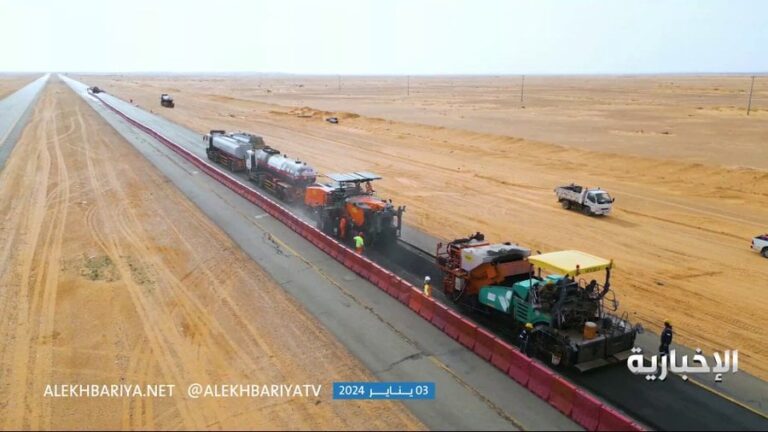 معدات حديثة لكشط الأسفلت بالمياه.. شاهد كيف تستخدمها هيئة الطرق في الموقع مباشرة؟