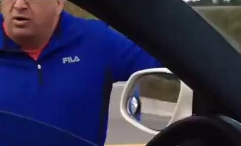 مقطع فيديو طريف لمشاجرة على الطريق في أمريكا