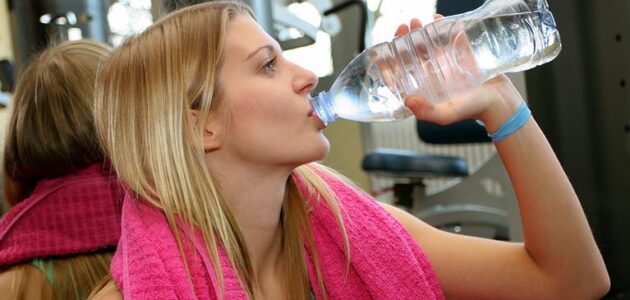 هل عبوات المياه البلاستيكية تسبب السرطان وانخفاض الخصوبة؟.. دراسة تجيب وتحسم الجدل