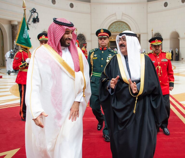 ولي العهد في مقدمة مستقبليه.. شاهد أمير الكويت يصل إلى الرياض في أول زيارة رسمية
