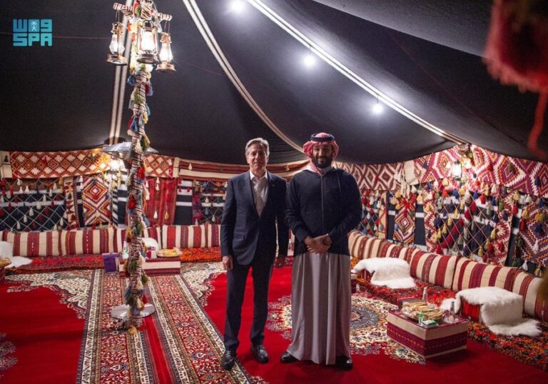 ولي العهد يجتمع مع وزير الخارجية الأمريكي أنتوني بلينكن في المخيم الشتوي بالعلا
