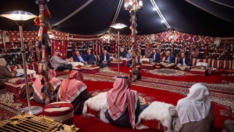 ولي العهد يستقبل وفدًا من أعضاء لجنة الاستخبارات في مجلس الشيوخ الأمريكي بالمخيم الشتوي في العلا