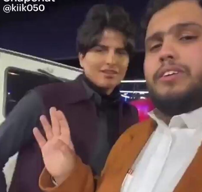 يُنفق 3 آلاف شهريا على التجميل.. شاب ينشر فيديو لصديقه ساخرا: بعد كل هذا يستخدم فلتر -فيديو