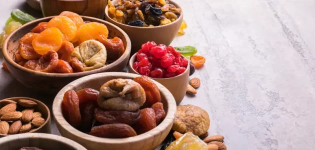 8 مكسرات وفواكه جافة تقوي البصر بخلاف الجزر