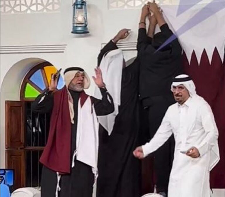 احتفال مذيع ومحلل رياضي بتأهل منتخب قطر لنهائي كأس آسيا -فيديو