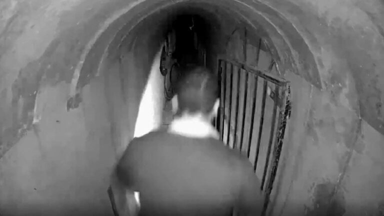 الجيش الإسرائيلي ينشر فيديو يزعم أنه يظهر زعيم حركة حماس في غزة يحيى السنوار وعائلته داخل أحد الأنفاق