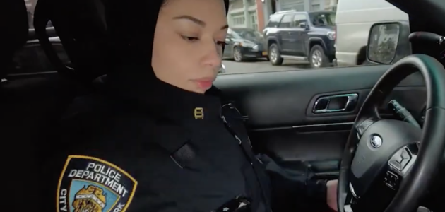 الشرطة الأمريكية تكرم أول شرطية محجبة في نيويورك لهذا السبب