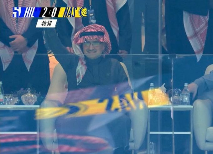 الوليد بن طلال يحتفل بفوز الهلال بكأس موسم الرياض ويشجع الفريق لمواجهة سباهان الإيراني -فيديو