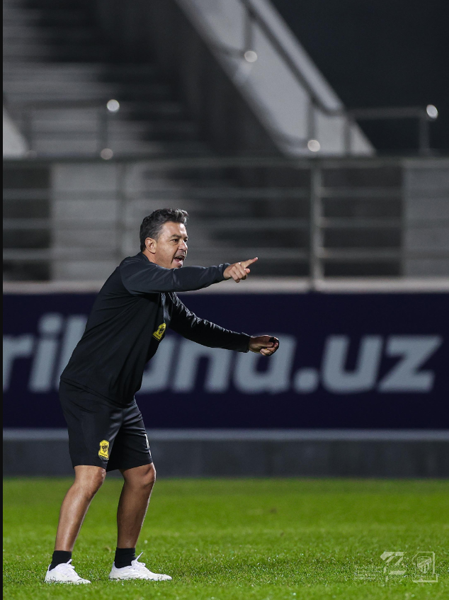 برشلونة يُهدد بقاء مدرب الاتحاد!