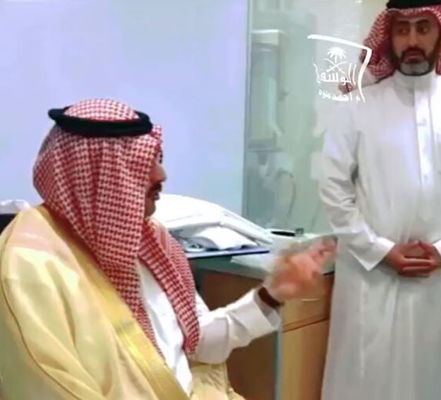 بعد زيارة مؤثرة.. أمير منطقة عسير يخلع بشته ويقدمه لجندي مصاب ويقبل رأسه -فيديو