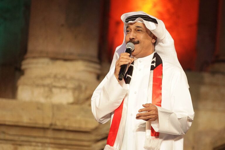 بعد منع الزيارة عنه.. نجل الفنان عبدالله الرويشد يكشف عن تطورات الحالة الصحية لوالده
