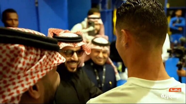 تركي آل الشيخ يمازح رونالدو بسبب عدم ارتداؤه تيشرت النصر في غرفة الملابس.. شاهد ماذا قال ؟