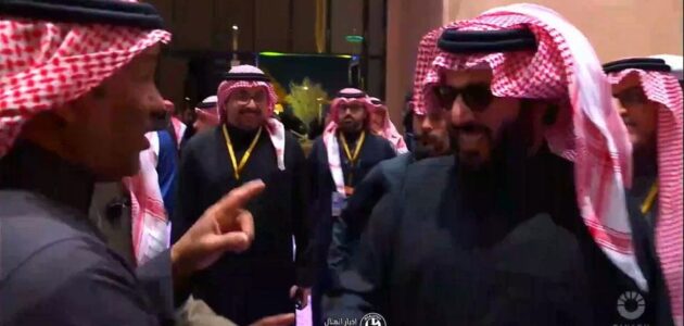 تركي آل الشيخ يمازح محمد الدعيع قبل مباراة الهلال والنصر في كأس موسم الرياض -فيديو