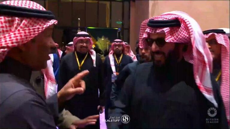 تركي آل الشيخ يمازح محمد الدعيع قبل مباراة الهلال والنصر في كأس موسم الرياض -فيديو