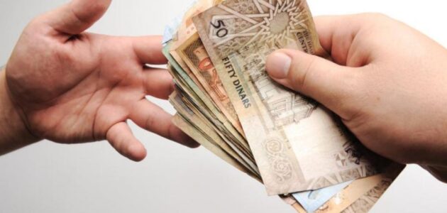 تفسير حلم إعطاء المال لشخص معروف