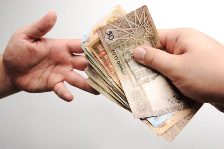 تفسير حلم إعطاء المال لشخص معروف