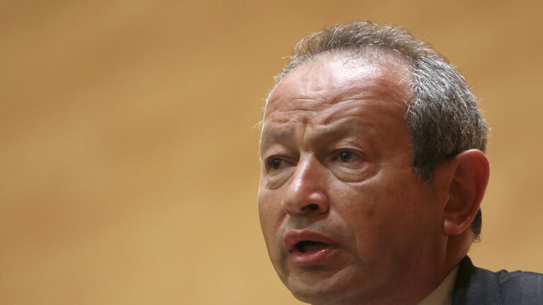سخرية نجيب ساويرس من قرار البنك المركزي المصري بشأن الحد الأقصى للسحب النقدي