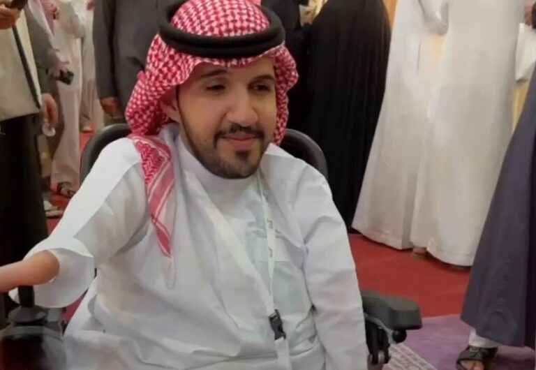 شاب سعودي مبتور الأطراف يتحدى الإعاقة ويؤسس علامة تجارية للعطور