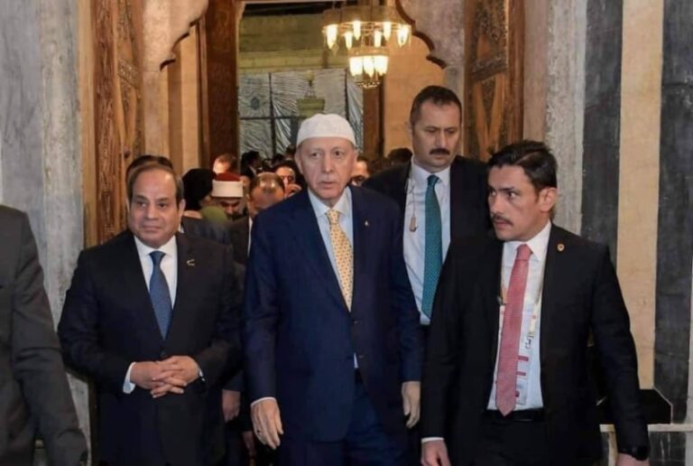 شاهد السيسي‬⁩ يصطحب ⁧‫أردوغان‬⁩ في زيارة إلى مسجد وضريح الإمام الشافعي في ⁧‫القاهرة‬⁩ ‏