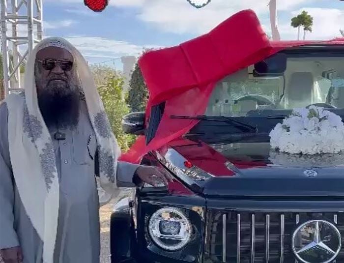شاهد .. الكلباني يخطف الأنظار في إعلان جديد لمرسيدس جي كلاس 2024