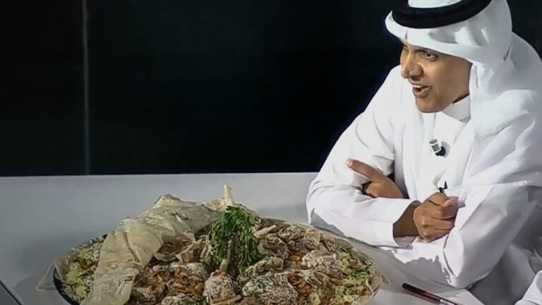 شاهد الناقد الرياضي حاتم عقل يقدم طبق منسف إلى زميله حمد الدبيخي بعد تأهل المنتخب الأردني إلى نهائي كأس أمم آسيا