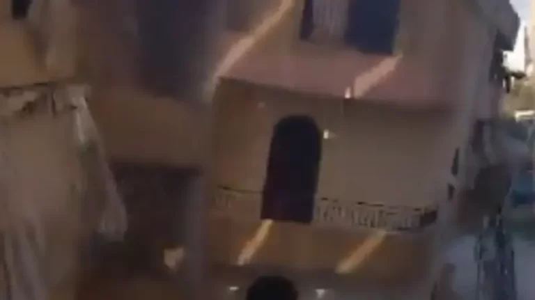 شاهد بناء في لبنان يتمايل ويهبط سراباً وسط صيحات الخوف والرعب من السكان