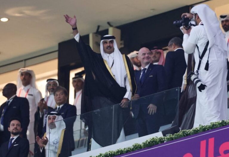 شاهد ردة فعل أمير قطر لحظة فوز منتخب بلاده على أوزبكستان بركلات الترجيح والتأهل إلى نصف نهائي كأس آسيا