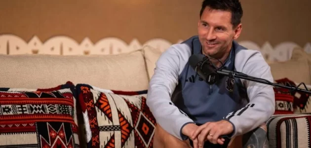 شاهد ردة فعل طفل تحقق حلمه بمقابلة ميسي في الرياض