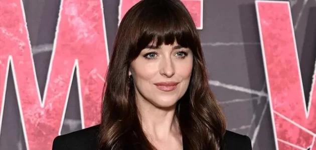 شاهد ردة فعل ممثلة أميركية لحظة وقوع زلزال مفاجئ أثناء تصوير مقابلة صحفية