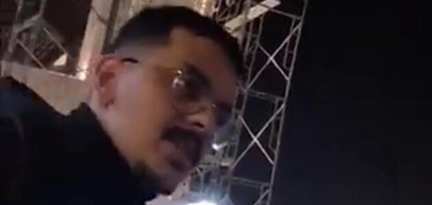 شاهد سائح أجنبي يسأل شابين سعوديين عن مكان مطعم.. فكان الرد مفاجأة