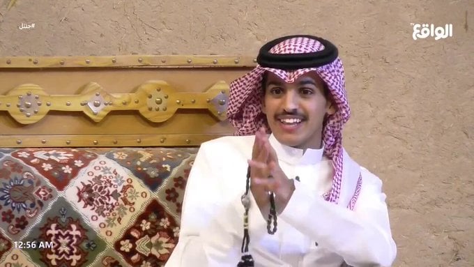 شاهد شاب ينتقد شعر سعد بن جدلان والمذيع يتدارك الموقف