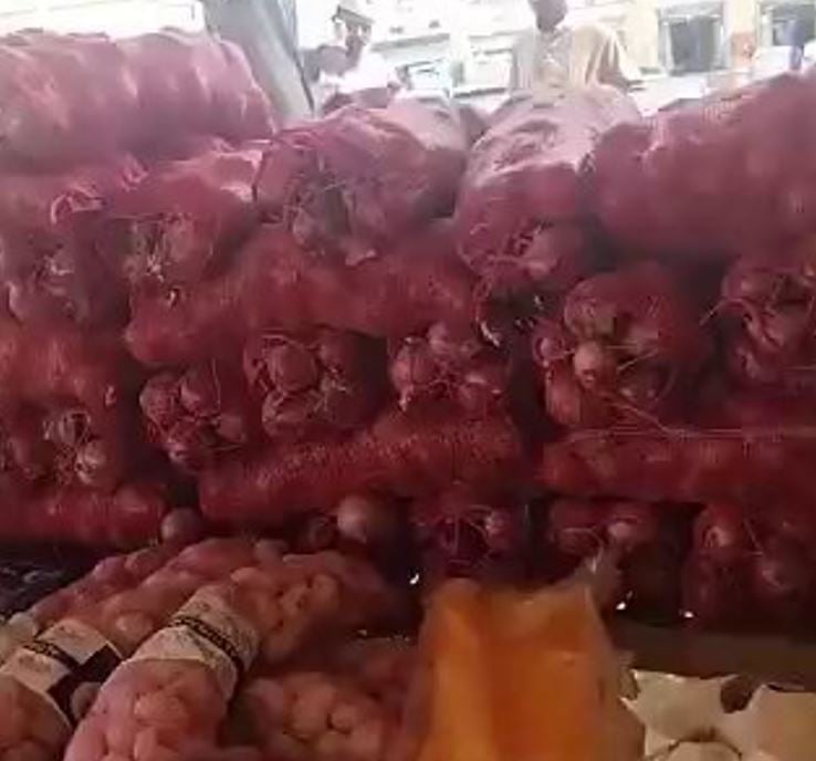 شاهد كيف ارتفعت أسعار البصل في سوق بالرياض ؟