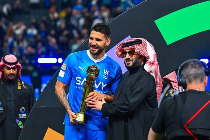شاهد كيف مازح تركي آل الشيخ سافيتش خلال تتويج الهلال بكأس موسم الرياض ؟