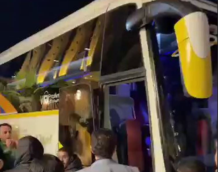 شاهد لحظة تعطل حافلة الهلال في شوارع ضيقة بإيران