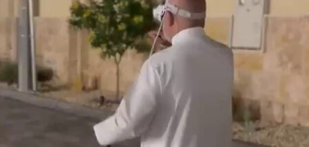 شاهد مسن يستخدم نظارات آبل الذكية في الشارع