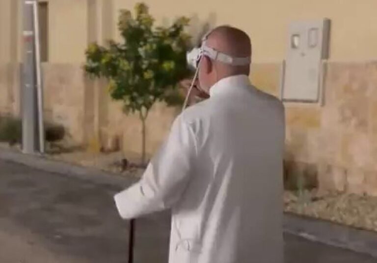 شاهد مسن يستخدم نظارات آبل الذكية في الشارع