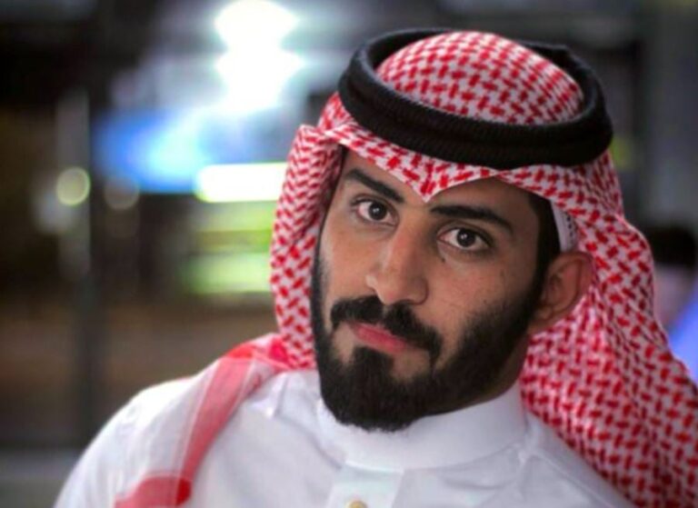 شاهد.. مواجهة خطرة بين عبدالرحمن المطيري وأفعى في كهف