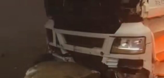 شاهد مواطن يوثق لحظة وقوع حادث اصطدام شاحنة بسبب الضباب الكثيف في الباحة