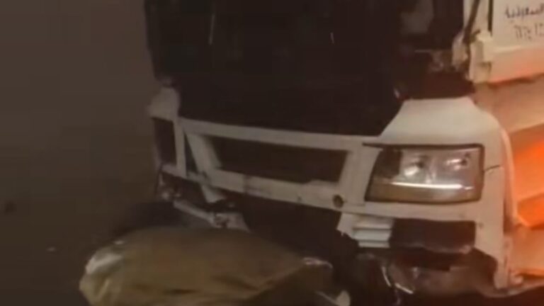 شاهد مواطن يوثق لحظة وقوع حادث اصطدام شاحنة بسبب الضباب الكثيف في الباحة