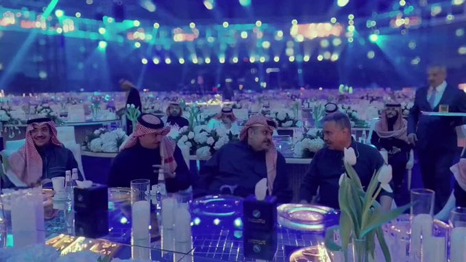 شاهد موقف محرج يجمع الفنان محمد عبده بالأمير عبدالرحمن بن مساعد.. والأخير يُعلق