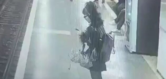 شاهد.. هجوم وحشي في محطة المترو ببرشلونة يثير غضب السكان وسط إطلاق سراح المهاجم