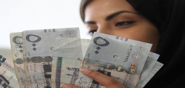 صانعة محتوى تشارك قصة زوجة أعطت أخيها ووالدتها مدخرات زوجها.. والنهاية صدمتها -فيديو