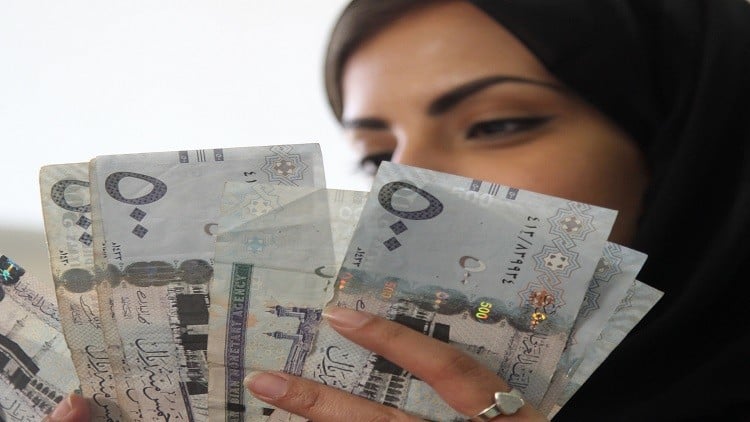 صانعة محتوى تشارك قصة زوجة أعطت أخيها ووالدتها مدخرات زوجها.. والنهاية صدمتها -فيديو