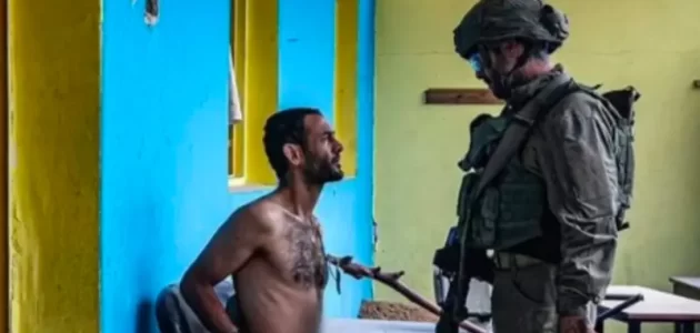 صورة جندي إحتلال إسرائيلي لمعتقل فلسطيني تُثير غضبًا واسعًا على مواقع التواصل