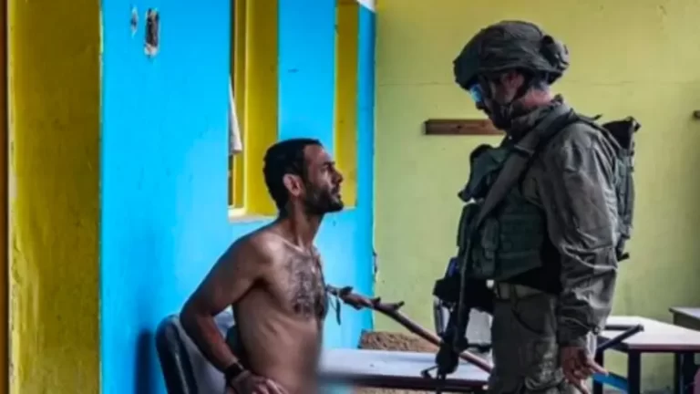 صورة جندي إحتلال إسرائيلي لمعتقل فلسطيني تُثير غضبًا واسعًا على مواقع التواصل